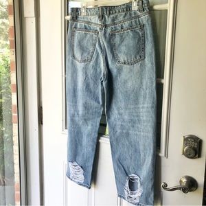 EVIDNT Los Angeles Distressed Ripped Straight Legged Medium Wash Jean